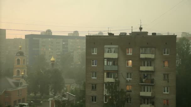 Kraftigt regn med åska i staden. Ibland en blixt. — Stockvideo