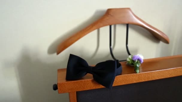 Csokornyakkendő és a vőlegény boutonniere — Stock videók