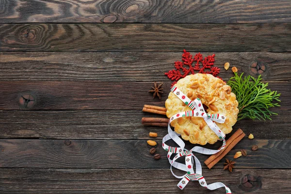 Weihnachten und Neujahr 2017 Hintergrund mit Erdnusstorte und Dekorationen - Schneeflocke, Schleife, Gewürze. Platz für Text. — Stockfoto