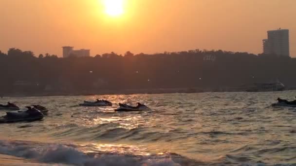 Skútry se houpat na vlnách. Západ slunce v Pattaya, Thajsko. — Stock video