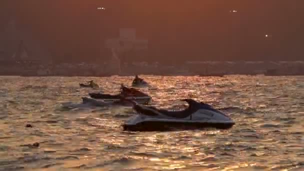 Skutery wodne huśtawka na falach. zachód słońca w Pattaya, Tajlandia. — Wideo stockowe