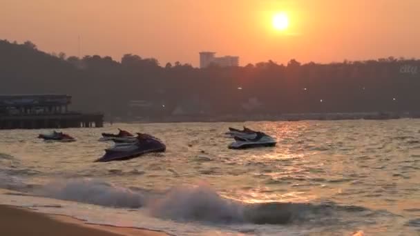 Jet Ski's swing op de golven. zonsondergang in Pattaya, Thailand. — Stockvideo