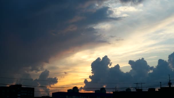 Zaman atlamalı klip üzerinde şehrin üzerinde mavi gökyüzü günbatımı kabarık bulutlar. — Stok video