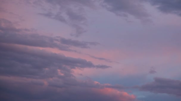 Idő telik klip a bolyhos felhők felett napnyugtakor ég. Gyönyörű cloudscape. — Stock videók