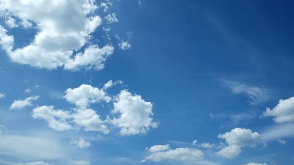 Tijd lapse clip van witte pluizige wolken over blauwe hemel. Mooie cloudscape. — Stockvideo