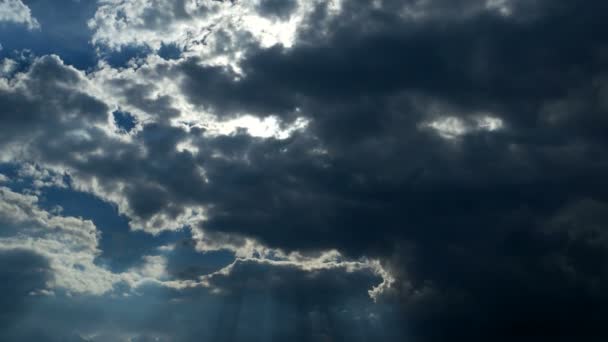 Clip time lapse di soffici nuvole sopra il cielo blu. Scena drammatica con raggi di luce divina. Bellissimo paesaggio nuvoloso . — Video Stock