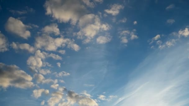 Idő telik clip fehér bolyhos felhők, kék ég alatt. Gyönyörű cloudscape — Stock videók