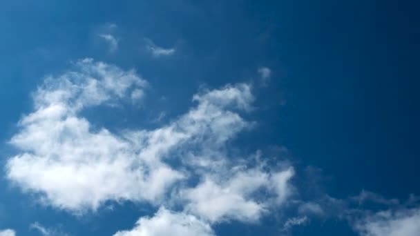 Time lapse clip of white fluffy clouds over blue sky. Beautiful cloudscape — Stock Video