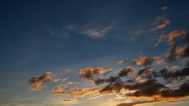 Idő telik klip a bolyhos felhők, kék ég alatt. A naplemente gyönyörű cloudscape. — Stock videók