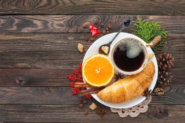 Continental kahvaltı - tarçın, taze portakal ve kruvasan ile sıcak kahve ile Noel ve yeni yıl 2017 arka plan. 