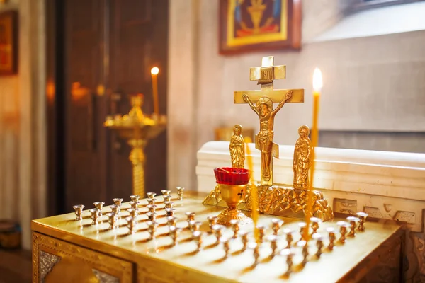 Gouden kandelaar in de orthodoxe kerk. Symbolische orthodoxe gouden kruis met de kruisiging van Jezus. — Stockfoto