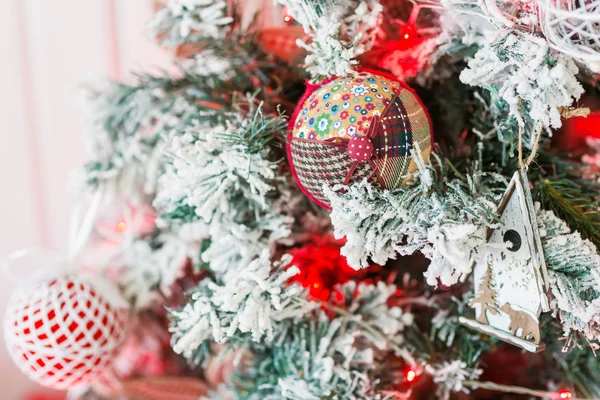 Boże Narodzenie i nowy rok tło z Eve drzewa i dekoracje. Przytulny wakacje rano w domu. — Zdjęcie stockowe