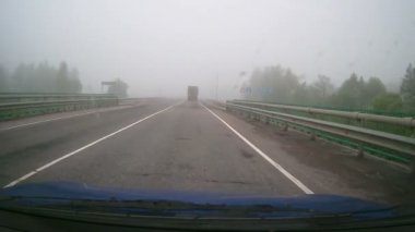 Sisli bir günde Yaz ortasında sürüş. POV dash cam tarzı. HD ayak kırsal ülke yollarda.