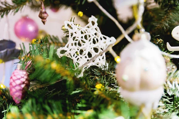 Рождество и Новый год фон с Евой Tree и украшения. Вязаные снежинки в качестве игрушки для праздничной елки меха. Уютное утро для отдыха дома . — стоковое фото