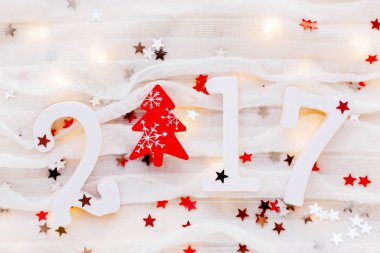 Noel ve yeni yıl 2017 arka plan. Kızıl çam ağacı, ampul