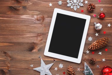 Tablet ve süslemeleri Noel ve yeni yıl arka plan. 