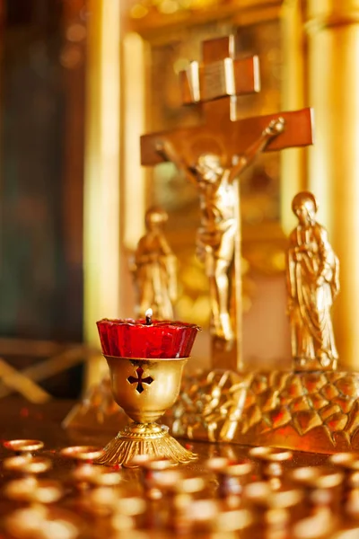 Candelabro dorado en la iglesia ortodoxa. Cruz simbólica de oro ortodoxo con la crucifixión de Jesús . — Foto de Stock