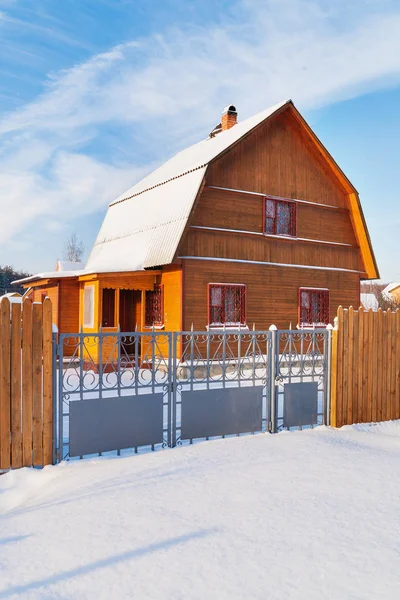 Asentamiento de cabañas. Calle de casas de campo de madera. Día soleado de invierno. Rusia . —  Fotos de Stock