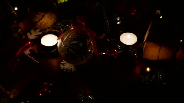 Weihnachten und Neujahr Hintergrund mit Geschenken, Lichtern, Kerzen und verschiedenen Dekorationen. — Stockvideo