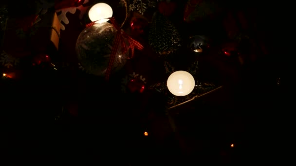 Jul och nyår bakgrund med presenter, lampor, ljus och olika dekorationer. — Stockvideo