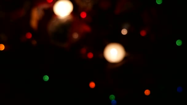 Karácsonyi és újévi háttér bemutatja, a fények, a gyertyák és a különböző díszek. — Stock videók