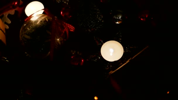 Natal e Ano Novo fundo com presentes, luzes, velas e decorações diferentes . — Vídeo de Stock