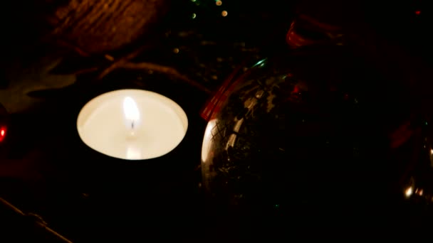 Jul och nyår bakgrund med presenter, lampor, ljus och olika dekorationer. — Stockvideo