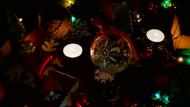 Weihnachten und Neujahr Hintergrund mit Geschenken, Lichtern, Kerzen und verschiedenen Dekorationen. — Stockvideo