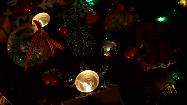 Vánoce a nový rok pozadí s dárky, osvětlení, svíčky a různé dekorace. — Stock video