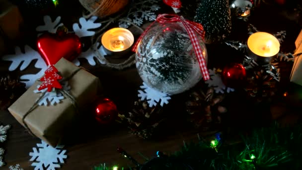 Kerstmis en Nieuwjaar achtergrond met cadeautjes, verlichting, kaarsen en andere decoraties. — Stockvideo