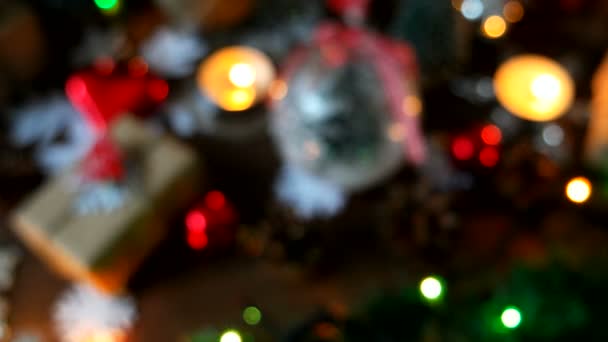 Karácsonyi és újévi elmosódott háttér bemutatja, a fények, a gyertyák és a különböző díszek.