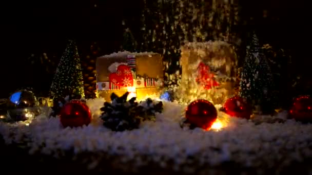 Jul och nyår bakgrund med gåvor. Presenter inslagna i kraftpapper med holiday symboler - hjärta och fir tree. Snön faller från ovan. — Stockvideo