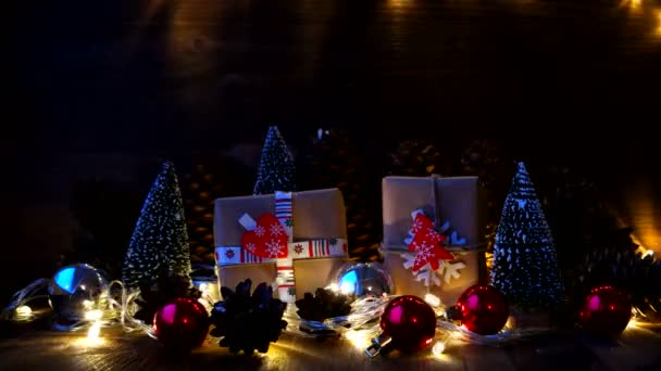 Χριστούγεννα και Πρωτοχρονιά με φόντο με δώρα. Δώρα τυλιγμένα σε χαρτί βιοτεχνίας με σύμβολα διακοπών - καρδιά και fir tree. Χιόνι πέφτει από ψηλά. — Αρχείο Βίντεο