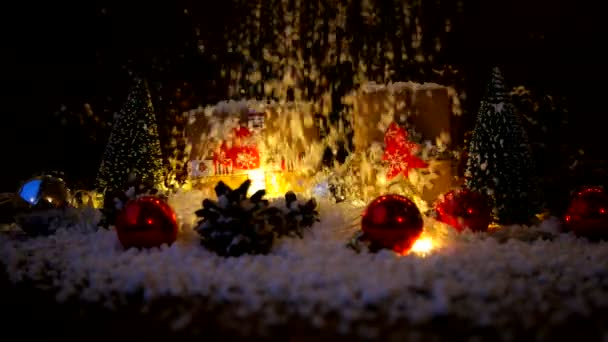 Weihnachten und Neujahr Hintergrund mit Geschenken. Geschenke eingewickelt in Bastelpapier mit Feiertagssymbolen - Herz und Tanne. Schnee fällt von oben. — Stockvideo