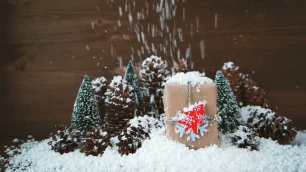 Fondo de Navidad y Año Nuevo con nieve, conos de pino, presente con abeto rojo . — Vídeos de Stock