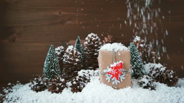 Vánoce a nový rok pozadí se sněhem, šišky, prezentovat s červenou jedle.
