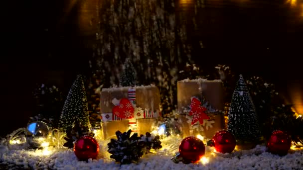 Karácsonyi és újévi ajándékok háttér. Ajándékokat csomagolni a szimbólumokkal holiday - kézműves-papír szív és fenyő fa. Hó esik a fenti. — Stock videók