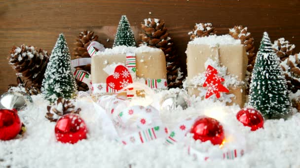 Fondo de Navidad y Año Nuevo con decoraciones, nieve, abetos, regalos y luces . — Vídeos de Stock