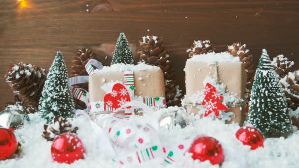 Kerstmis en Nieuwjaar achtergrond met decoraties, sneeuw, sparren, presenteert en licht. — Stockvideo