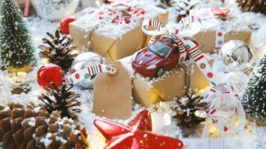 Noel ve yeni yıl arka plan ile oyuncak araba kurdele ile mevcut. Topları, pinecones ve kar üzerinde farklı süslemeler.