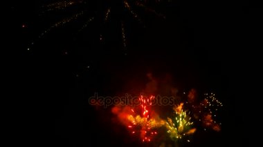 Karanlık gece gökyüzünde renkli havai fişek.