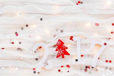 Noel ve yeni yıl 2017 arka plan. Kızıl çam ağacı, ampuller ve kumaş üzerine konfeti. Düz yatıyordu, en iyi görünümü.