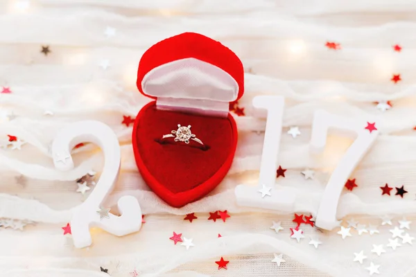 Neujahr 2017 auf weißem Stoffhintergrund mit Verlobungsring in roter Geschenkbox. gut für Valentinstag und frohes neues Jahr Karten. Draufsicht, flache Lage. Platz für Text. — Stockfoto