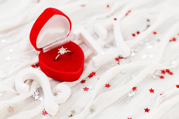 Ano novo 2017 em fundo de tecido branco com anel de diamante de noivado na caixa de presente vermelha. Bom para o dia dos namorados e cartões de Feliz Ano Novo. Lugar para texto . — Fotografia de Stock