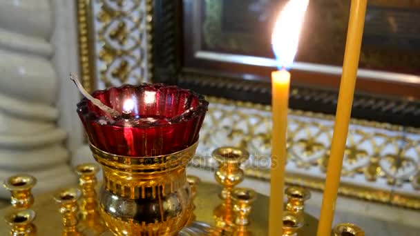 Kerzenhalter vorhanden. Details in der orthodoxen christlichen Kirche. Russland. — Stockvideo