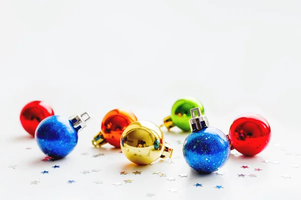 カラフルな装飾的なボールのクリスマス ツリーとクリスマスと新年の背景。テキストのための場所. — ストック写真