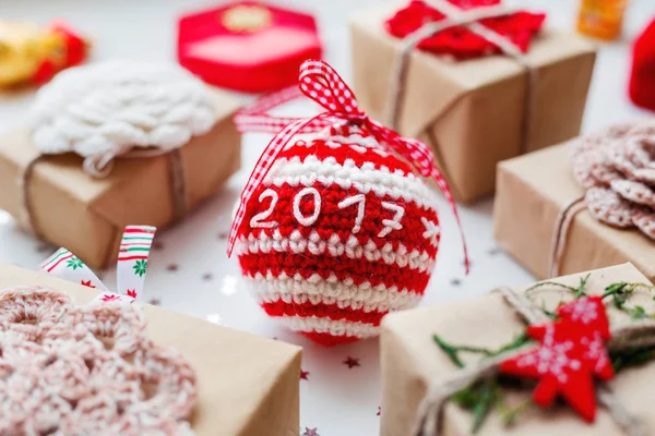 Natal e Ano Novo 2017 fundo com presentes, decorações e malha bola decorativa artesanal . — Fotografia de Stock