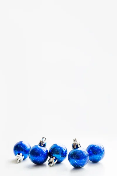 Fundo de Natal e Ano Novo com bolas decorativas estreladas azuis para a árvore de Natal. Lugar para texto . — Fotografia de Stock