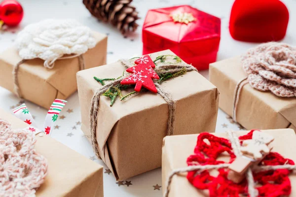 Az ajándékokat, és dekorációk a karácsonyi és újévi 2017 háttér. — Stock Fotó