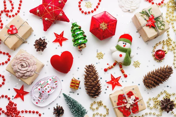 Noel süslemeleri ile arka plan. Yeni yıl simge - dekoratif çam ağacı. Kraft kağıt, çam kozalakları, kırmızı Kalpler ve konfeti hediyeler. Düz yatıyordu, en iyi görünümü.